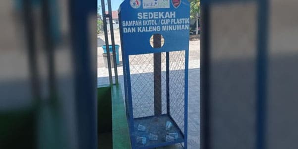 CSR Bank Kalsel Bantu Sediakan Tempat Sampah Botol dan Gelas Plastik