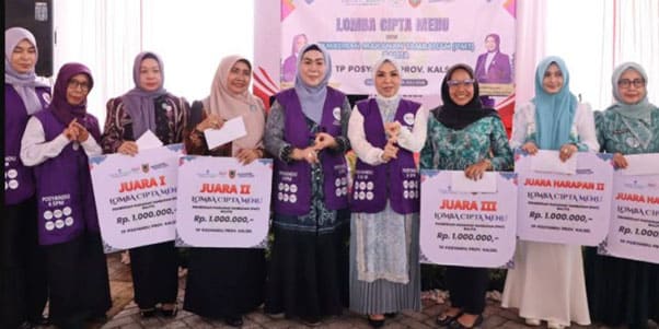 Hj Fathul Jannah Muhidin Serahkan Hadiah Apresiasi dari Bank Kalsel kepada Pemenang Lomba Cipta Menu PMT Balita