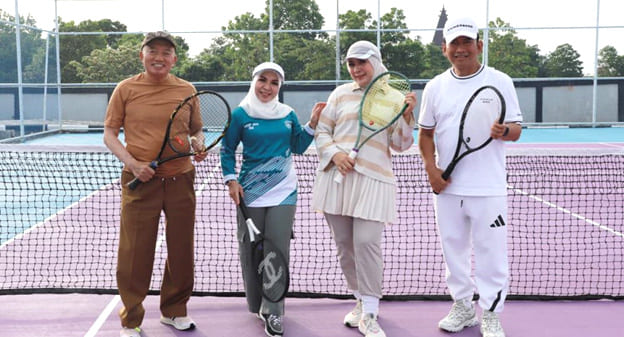 Gubernur H. Muhidin Didampingi Istri Hj. Fathul Jannah Resmikan Lapangan Olahraga Mahligai Pancasila Banjarmasin